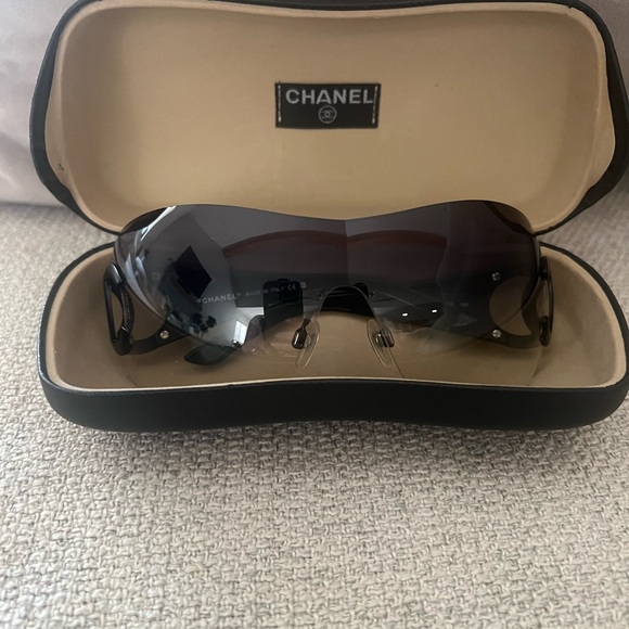 CHANEL CC Monogram Oversized Shield Sunglasses - Picture 6 of 7
